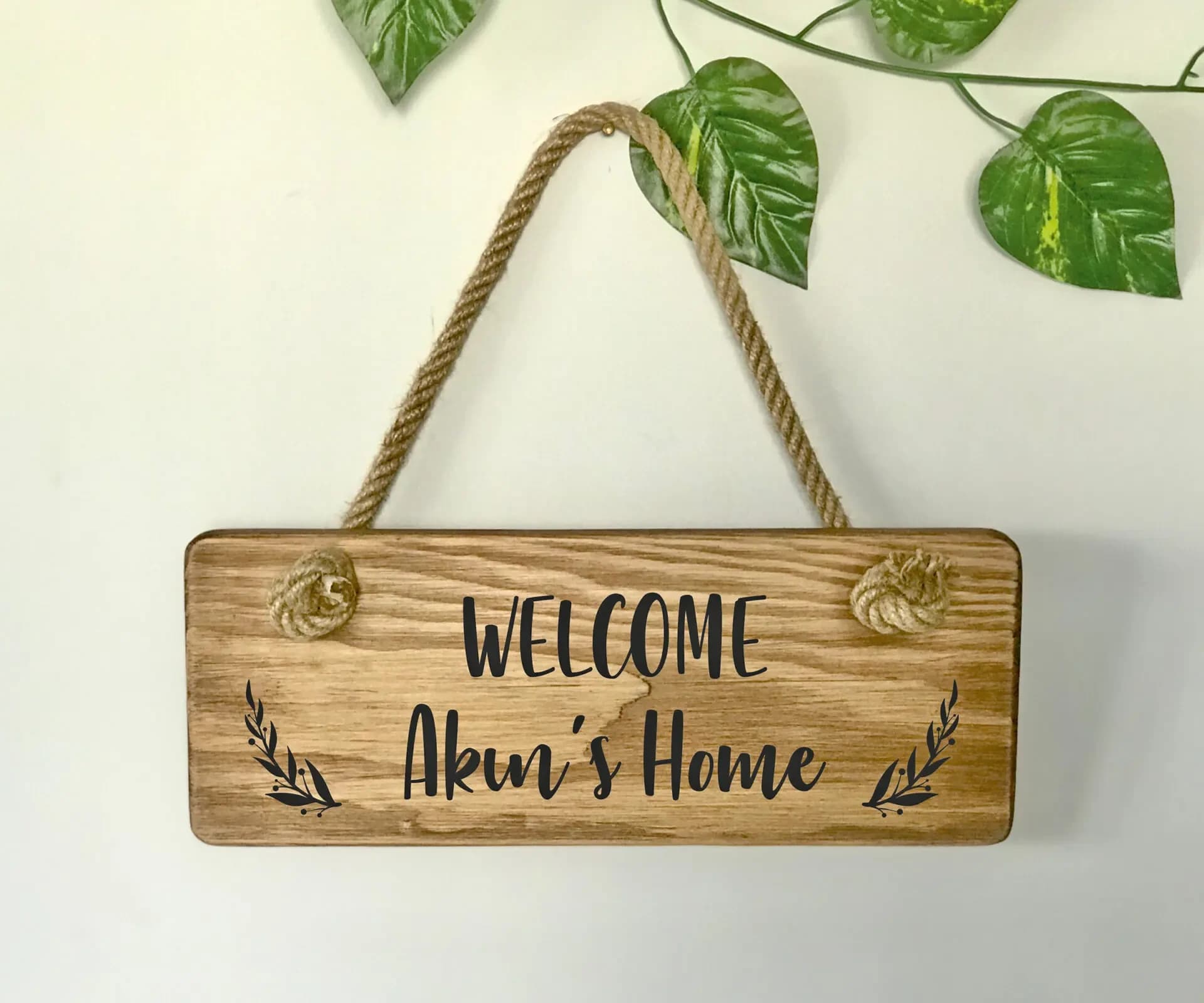 Kişiye Özel Ahşap Kapı Süsü – 30×12 cm, İsimli & Dekoratif Karşılama Tabelası